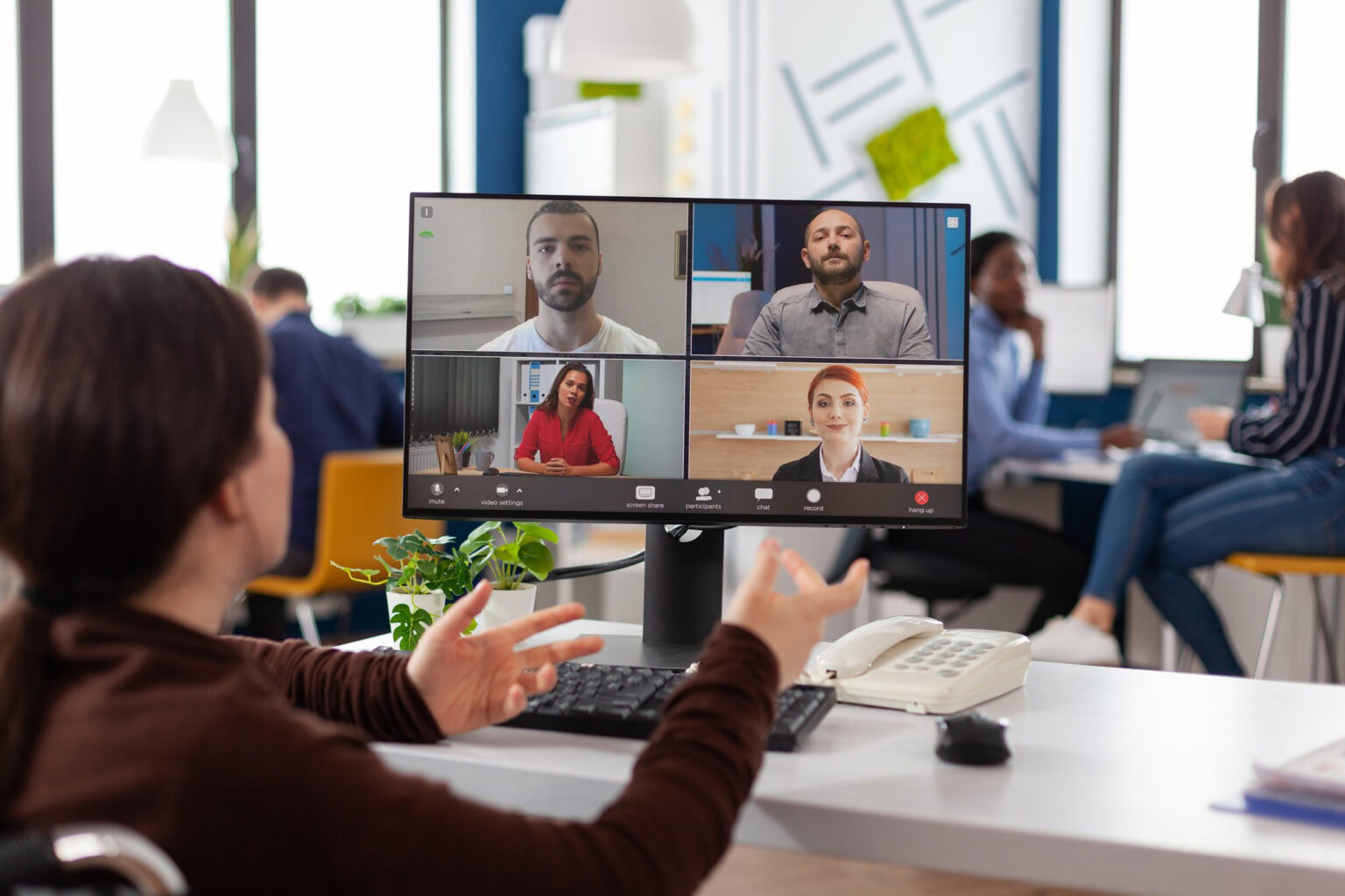 Un échange en visioconférence dans le cadre d'une prestation