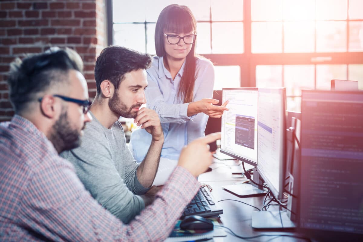 Équipe marketing travaillant sur un site