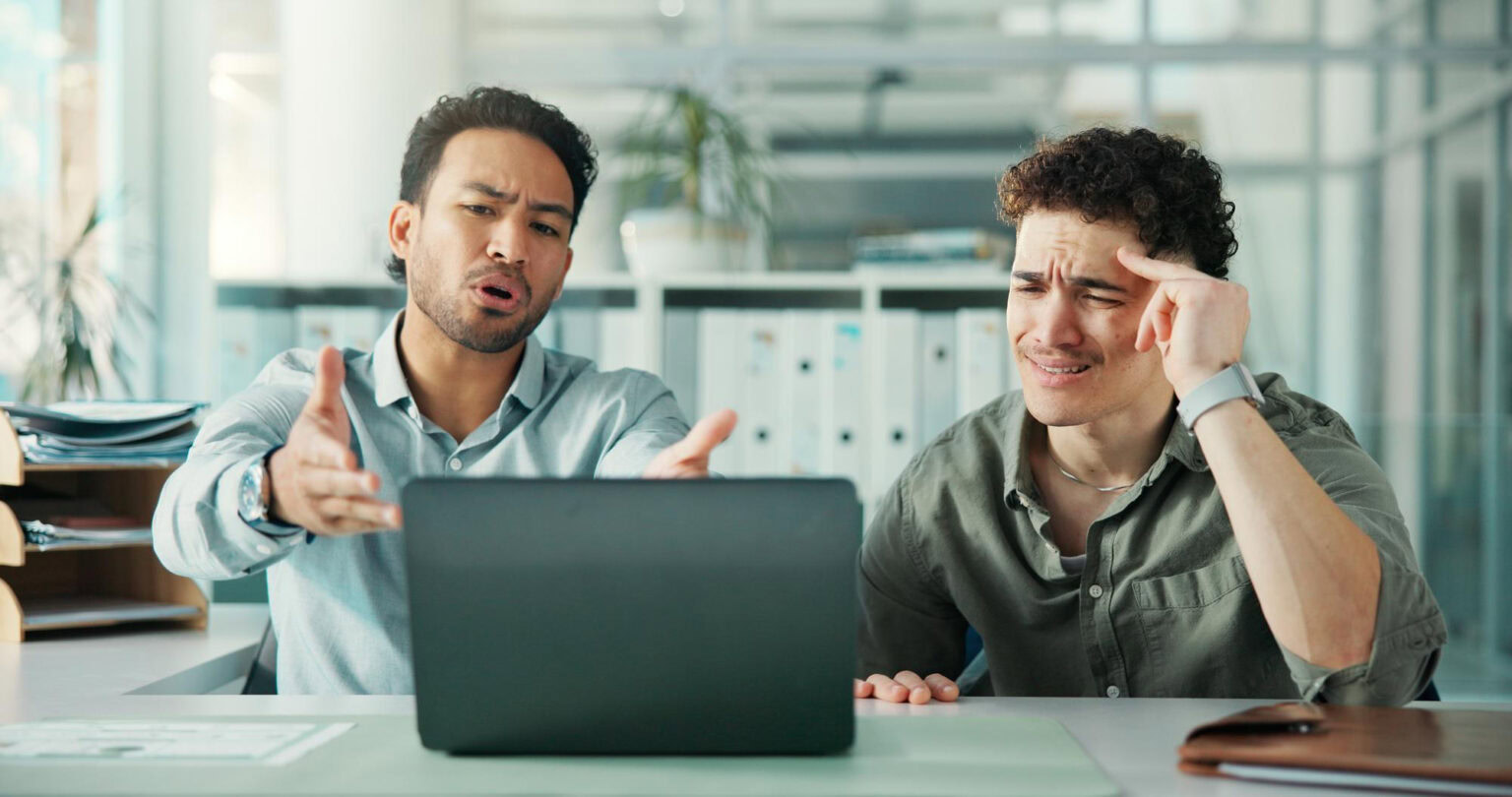 Deux développeurs constatent un bug sur un site web
