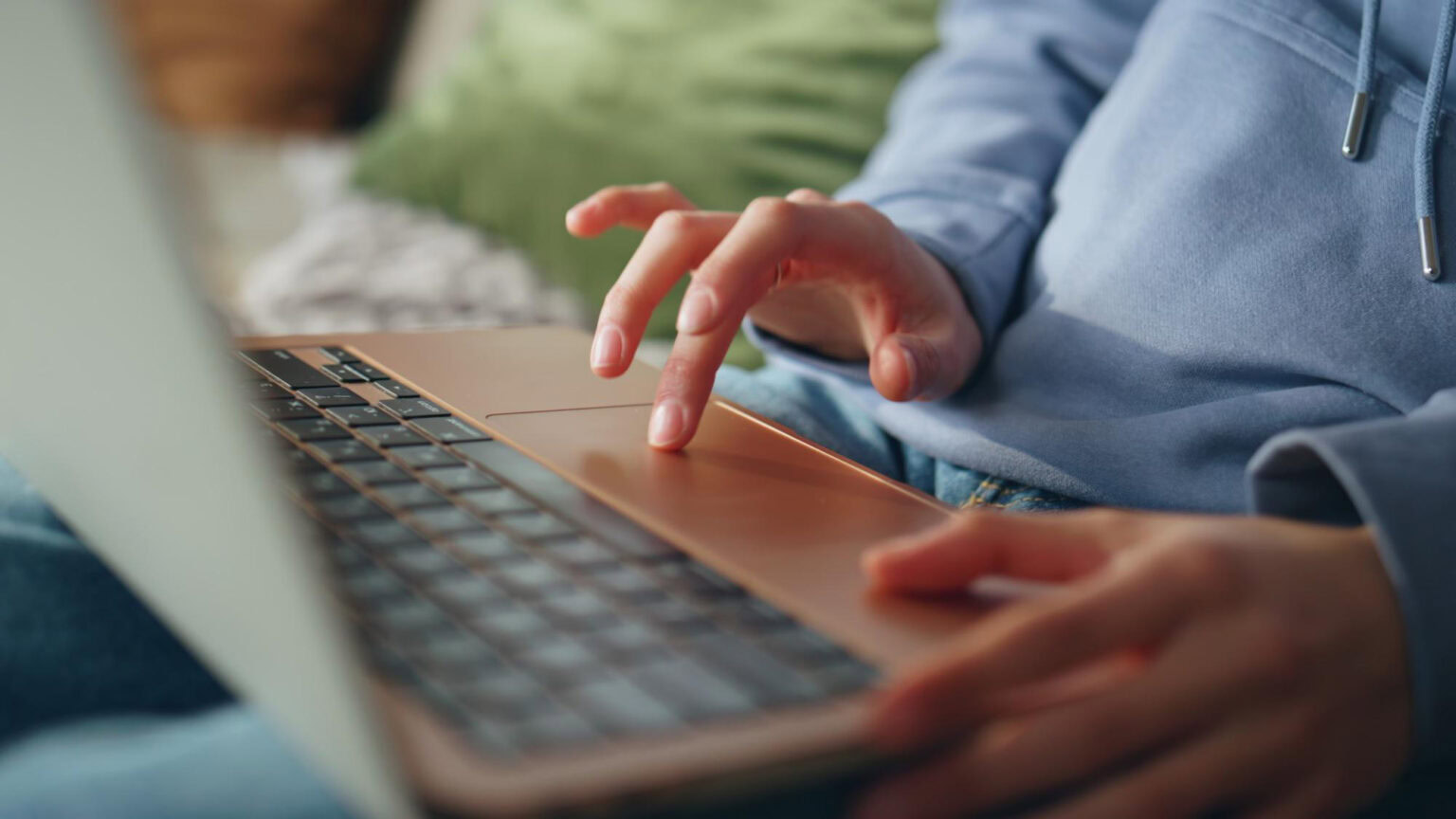 Un internaute navigue sur un site web rapide et bien construit