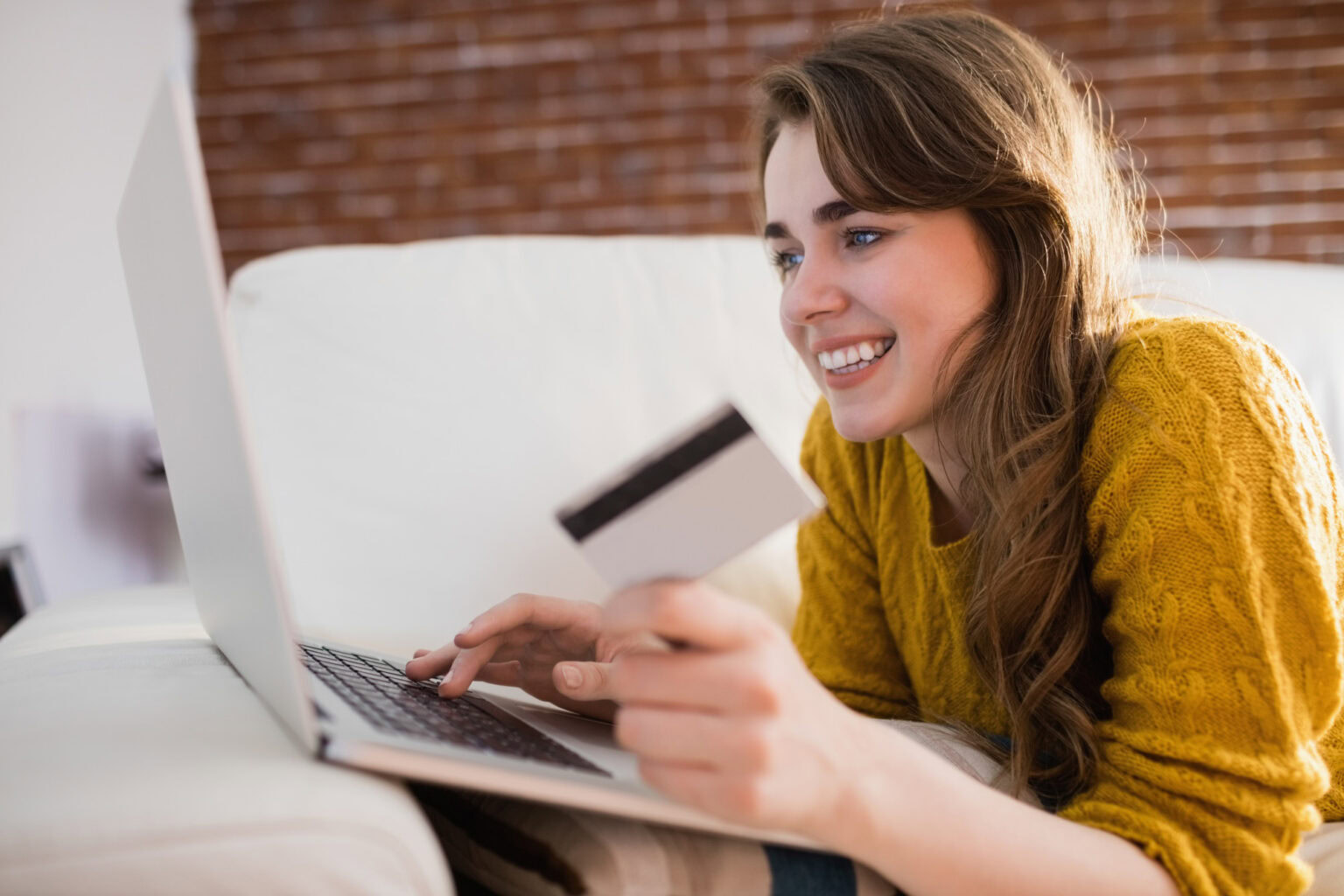 Une acheteuse paie sa commande en ligne sur ordinateur