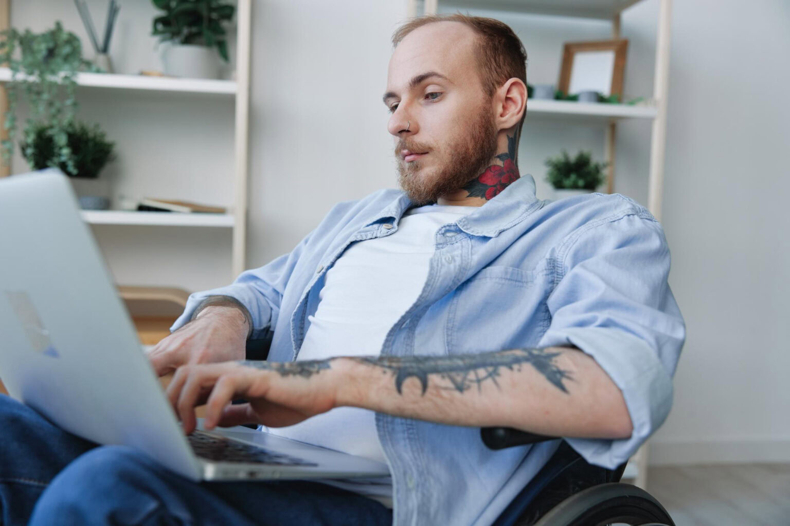 Un internaute en situation de handicap navigue sur un site web
