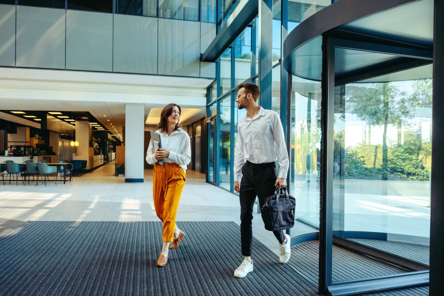 Des collaborateurs pénètrent dans leurs locaux