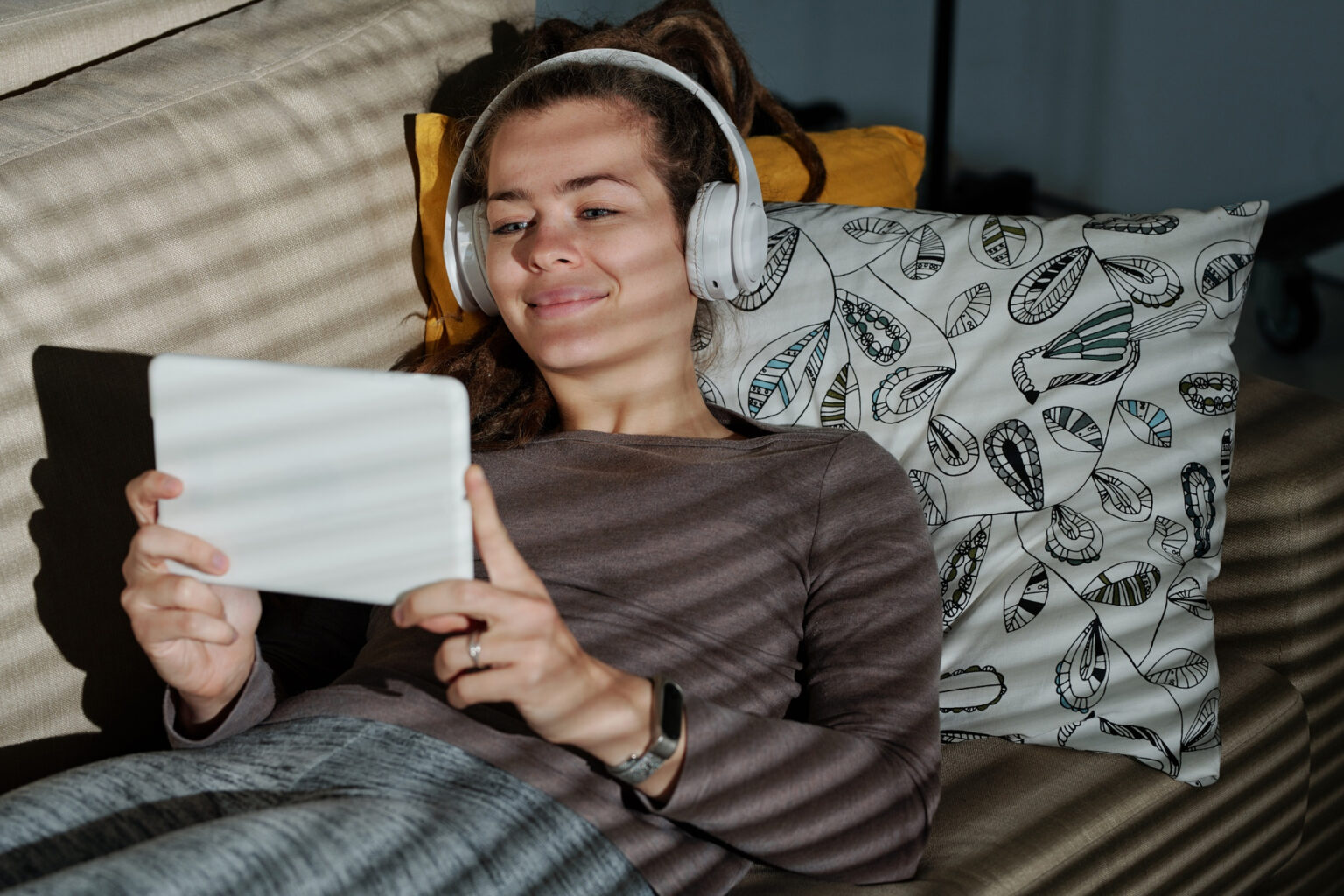 Une jeune femme consulte des contenus vidéo en ligne